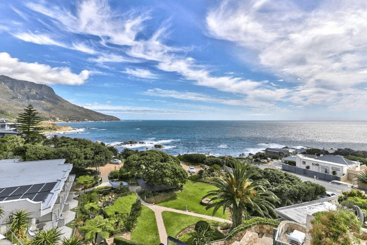 Ubuntu House guesthouse garden overlooking the Atlantic and the Twelve Apostles